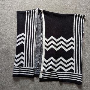 Forever 21 black and white geometric print Poncho women's Medium